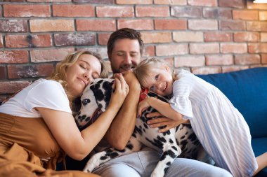 Güzel bir aile hafta sonlarını köpeklerle rahat bir evde geçirir.