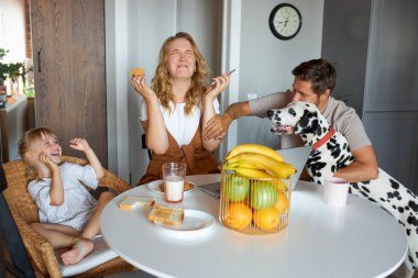 Her aile üyesi annesinden ilgi ister.