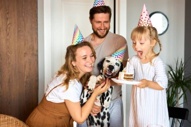 Kızım pastadaki mumları üflemek üzere, doğum günü kutlaması.