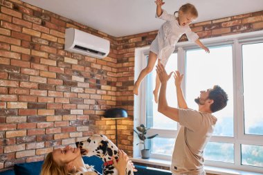 Olumlu adam ve kadın, kız ve köpekle iyi eğlenceler.