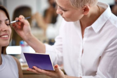 Güzellik salonunda makyaj yapma süreci