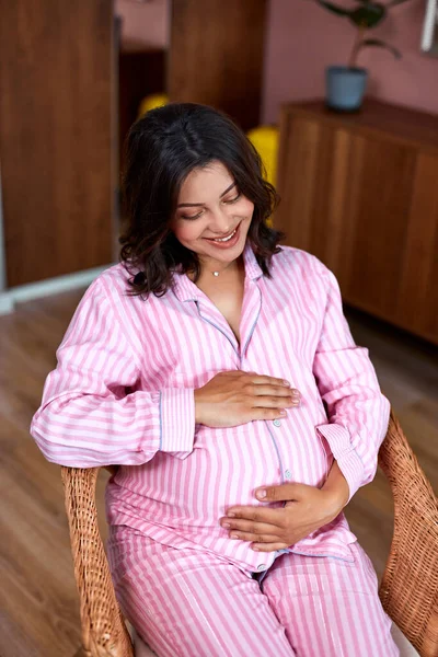 Relajación tranquila de la mujer embarazada en casa — Foto de Stock