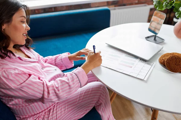 Jonge toekomstige moeder met kalender thuis en ongeduldig wachten op haar baby 's uitgerekend datum — Stockfoto