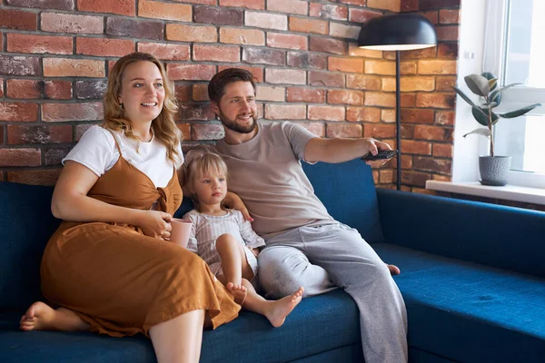 Linda família sentar assistindo filme na tv — Fotografia de Stock