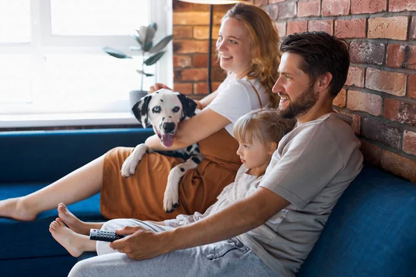 Güzel bir aile hafta sonlarını köpeklerle rahat bir evde geçirir.