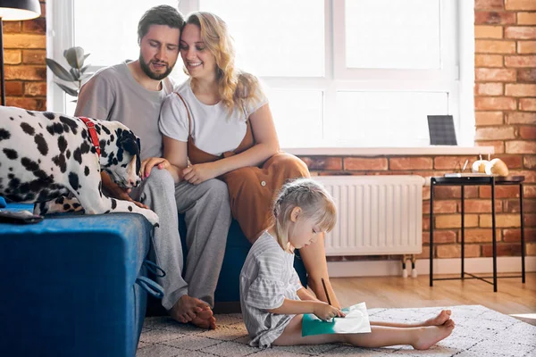 Mooie familie brengen weekend met hond in gezellige huiselijke omgeving — Stockfoto