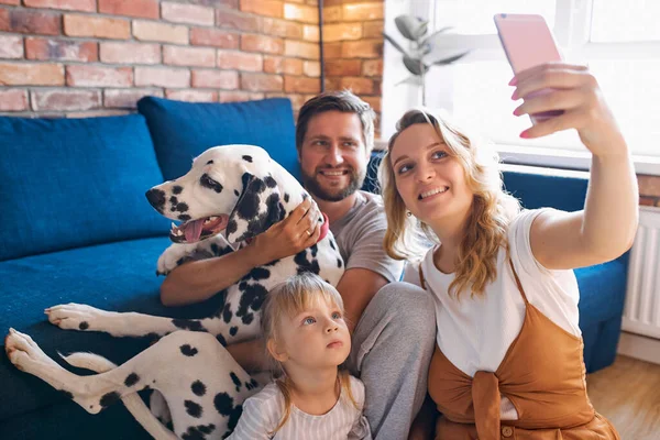 Bela família com cão tirar selfie no smartphone — Fotografia de Stock