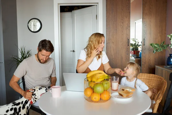 Todas as manhãs de família caucasiana feliz, na cozinha — Fotografia de Stock