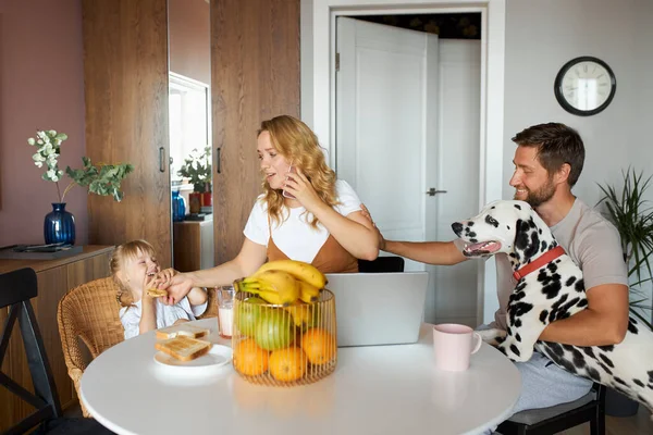 Cada membro da família requer atenção da mãe — Fotografia de Stock