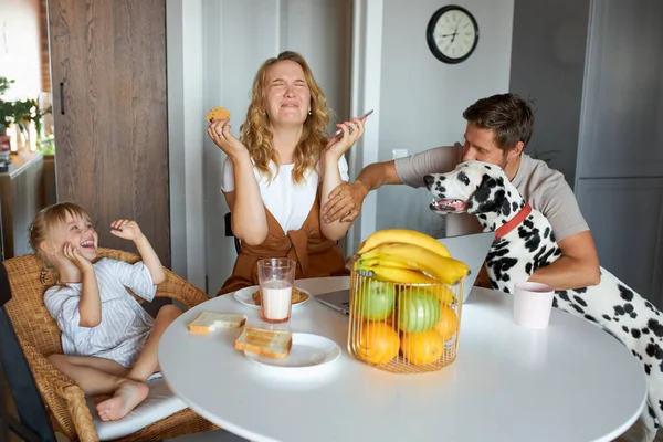 Her aile üyesi annesinden ilgi ister.