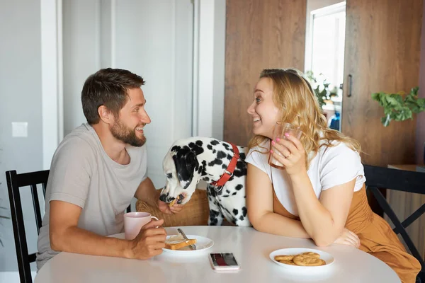 Young caucasian family have breakfast together, in the kitchen — Stock Photo, Image