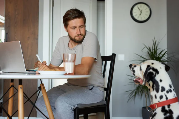 Brodaty kaukaski mężczyzna siedzieć praca na laptop w domu — Zdjęcie stockowe