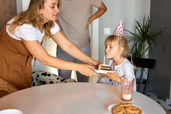 Hija a punto de soplar las velas en el pastel, celebración de cumpleaños — Foto de Stock