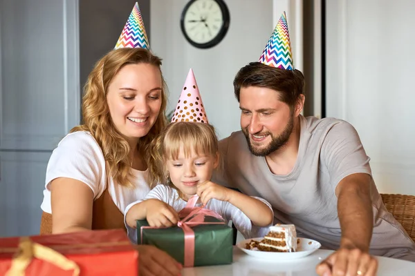 Mutlu aile kızlarının doğum gününü mutfakta kutlar.