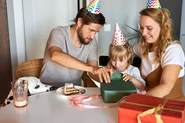 Όμορφη ευτυχισμένη οικογένεια γιορτάζουν τα γενέθλια μαζί — Φωτογραφία Αρχείου