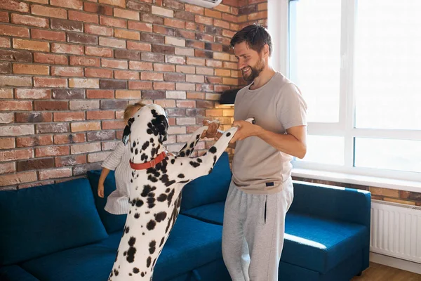 Pozitivní mužský tanec s dalmatským psem — Stock fotografie