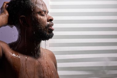 Duş kabinindeki adam, duş al.