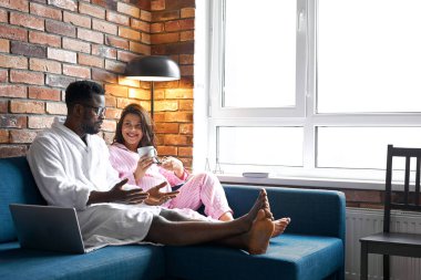 pozitif evli çiftler konuşur ve gülümser.