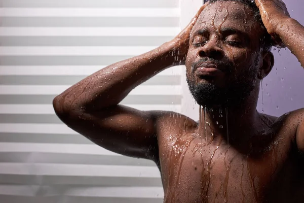 Przystojny człowiek mokry biorąc prysznic w kąpieli — Zdjęcie stockowe