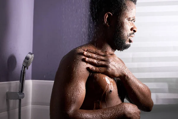 Duş kabinindeki adam, duş al.