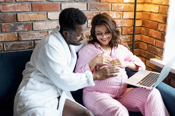 Kaukasische zwangere vrouw met zwarte man. mix ras relatie concept — Stockfoto