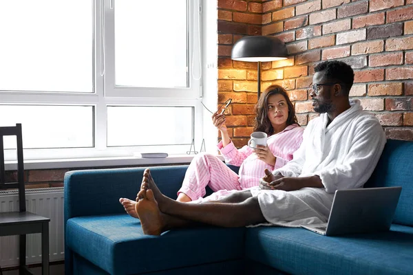 Kaukasische zwangere vrouw met zwarte man. mix ras relatie concept — Stockfoto