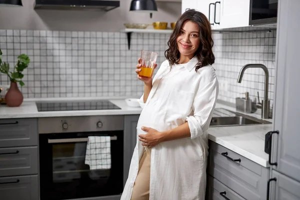 हातात रस कप हसत गर्भवती स्त्रीचे पोर्ट्रेट — स्टॉक फोटो, इमेज