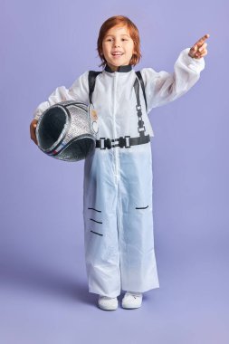 Mor arka planda izole edilmiş Kafkas çocuk kozmonot
