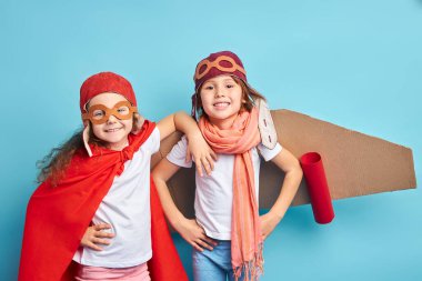 Güzel şirin çocuk pilotların portresi.