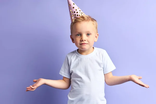 Kid estendeu os braços em seu aniversário — Fotografia de Stock