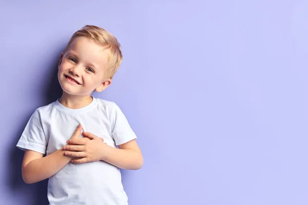 Chico alegre en camiseta blanca mirando a la cámara — Foto de Stock