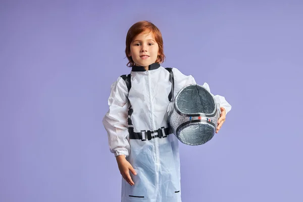 Portré vidám gyerek űrhajós viselt fehér védőruha és sisak nézi kamera — Stock Fotó