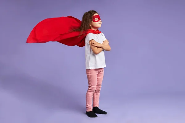 Retrato de niña con capa de aleteo — Foto de Stock