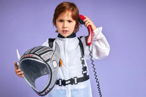 Kaukasisch ontstemd kind is gekleed in een astronautenkostuum — Stockfoto