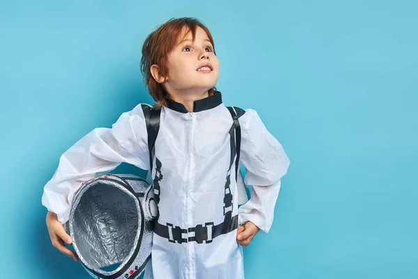 Sorprendido pequeño astronauta aislado sobre fondo azul — Foto de Stock