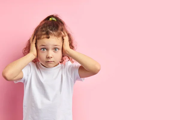 Retrato de niña asustada aislada sobre fondo rosa —  Fotos de Stock