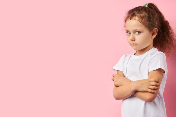 Portret wystraszonej dziewczynki odizolowanej na różowym tle — Zdjęcie stockowe