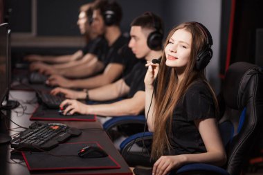 eSport Oyuncuları Takımı bir siber oyunlar yarışmasında Video Oyunları Oynuyor.