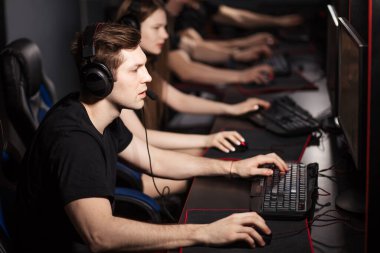 Esport takımı fare sporları eğitimi bir e-spor kulübünde Siber Turnuvaya hazırlanıyor