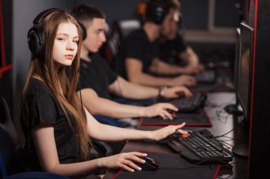 eSport Oyuncuları Takımı bir siber oyunlar yarışmasında Video Oyunları Oynuyor.