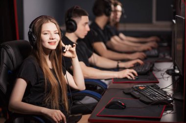 Bir siber oyun yarışmasında eSport 'un çeşitli oyuncular takımı oyun oynuyor.