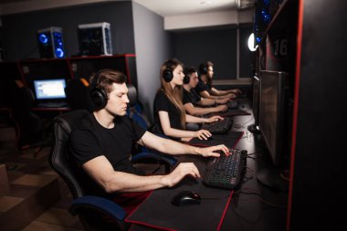 Sıradan oyuncular online turnuvada yarışmak için bilgisayar oyunları kulübünde bir araya geliyorlar.