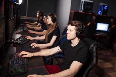 Esport takımı fare sporları eğitimi bir e-spor kulübünde Siber Turnuvaya hazırlanıyor