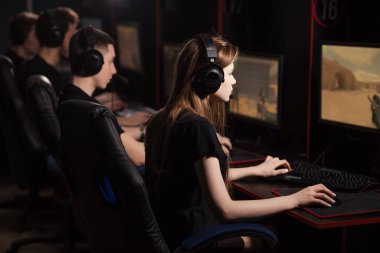 eSport Oyuncuları Takımı bir siber oyunlar yarışmasında Video Oyunları Oynuyor.