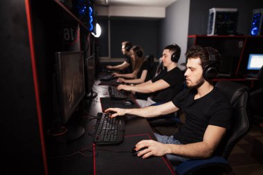 Esport takımı fare sporları eğitimi bir e-spor kulübünde Siber Turnuvaya hazırlanıyor