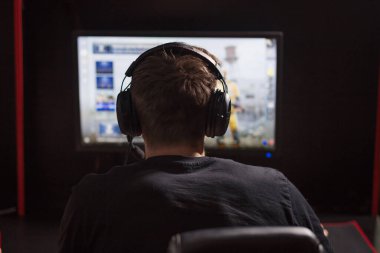 Bilgisayar oyunları kulübünde online siber turnuvaya katılan oyuncuların arkası..