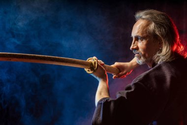 Olgun Kafkas kendo dövüşçüsü ellerinde shinai ile