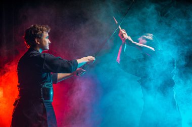 İki Kendo dövüşçüsü Kenjutsu çalışıyor, Japon dövüş sanatları kılıç kullanıyor.