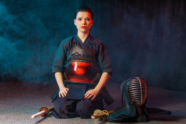 Kendo dövüşçüsü kadın izole edilmiş. Japon dövüş sanatı kılıç dövüşü