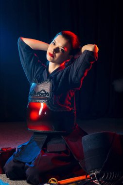 Kendo dövüşçüsü dövüşmeden önce yere otur.